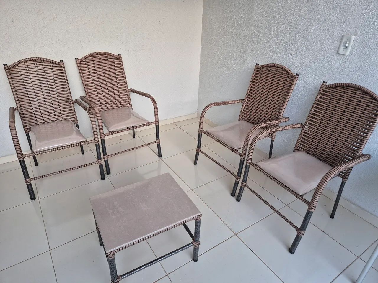 Conjunto cadeira e mesa de centro área externa