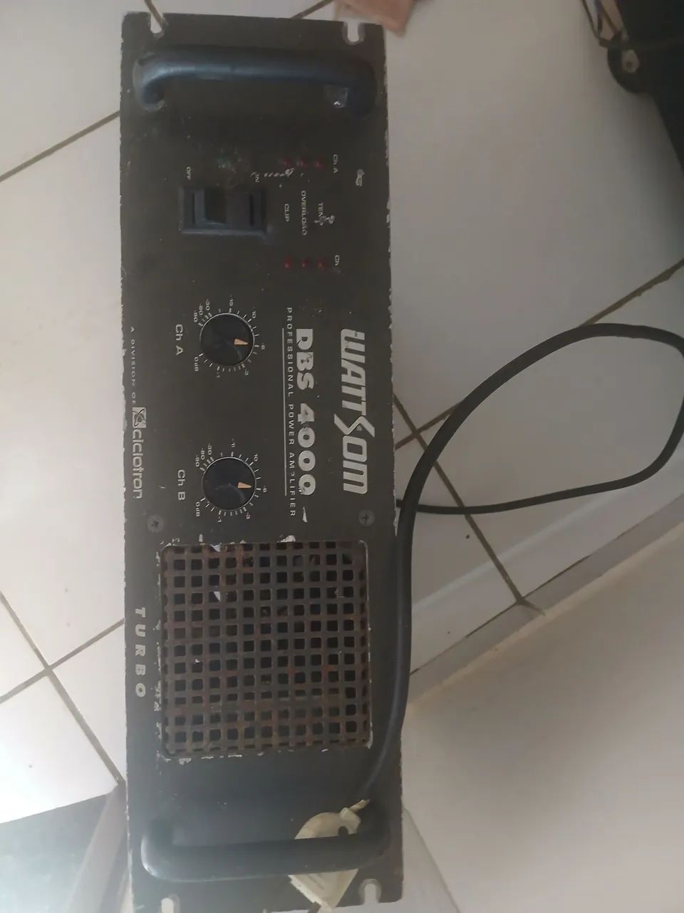 Vendo caixa de som e mesa completo