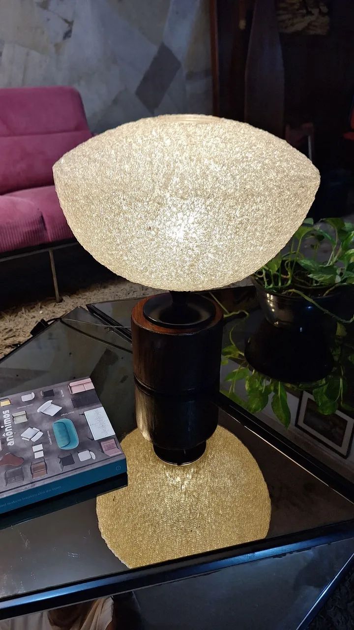 Luminária de mesa com base em jacarandá e cúpula em acrílico 