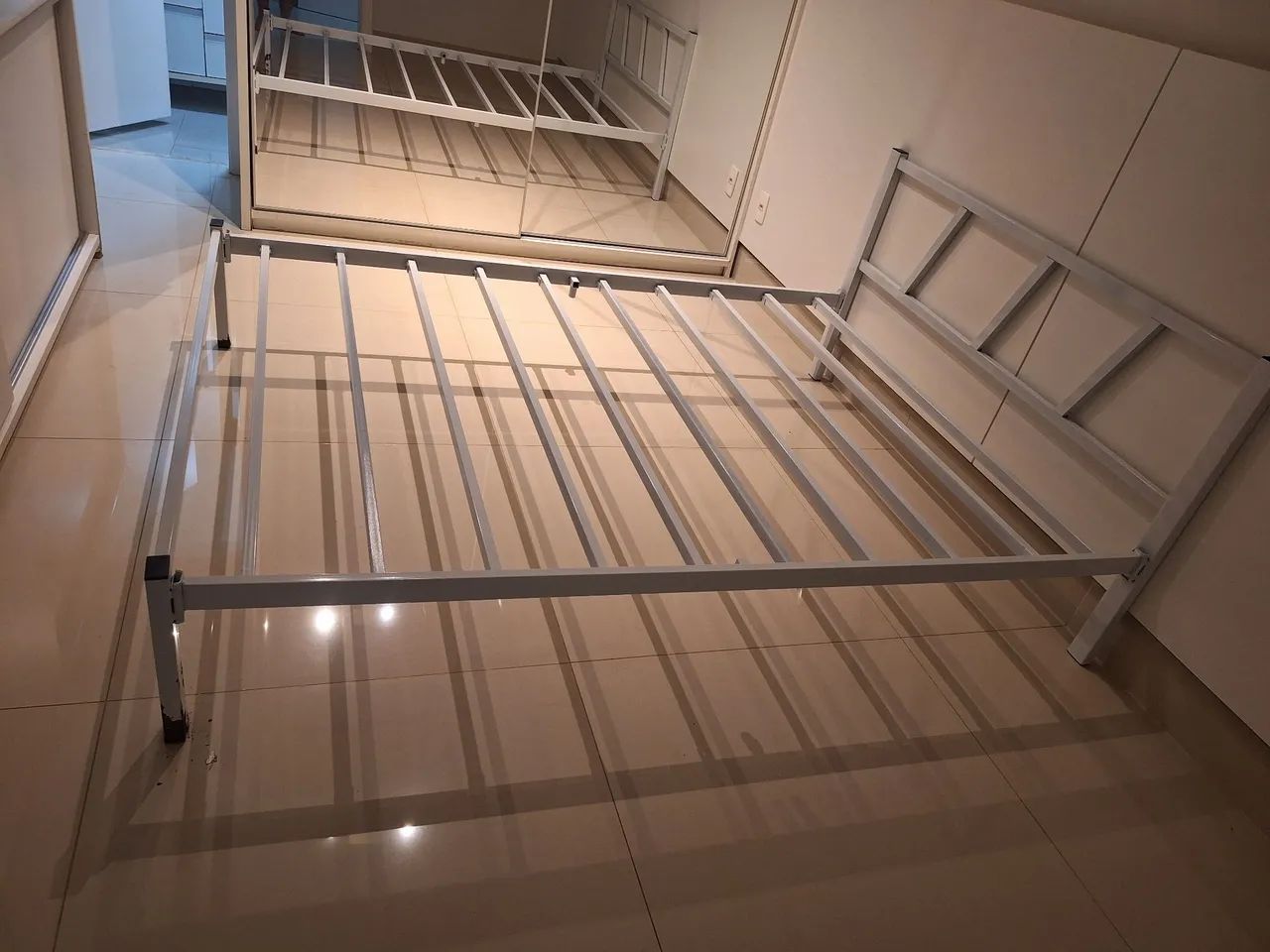 Vendo cama casal branca  - Foto 2