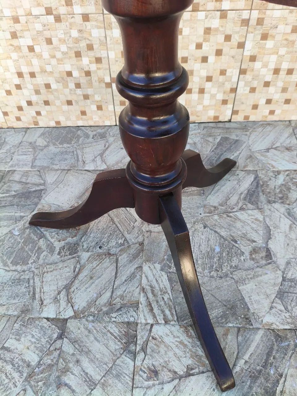 Pé artesanal de madeira maciça 