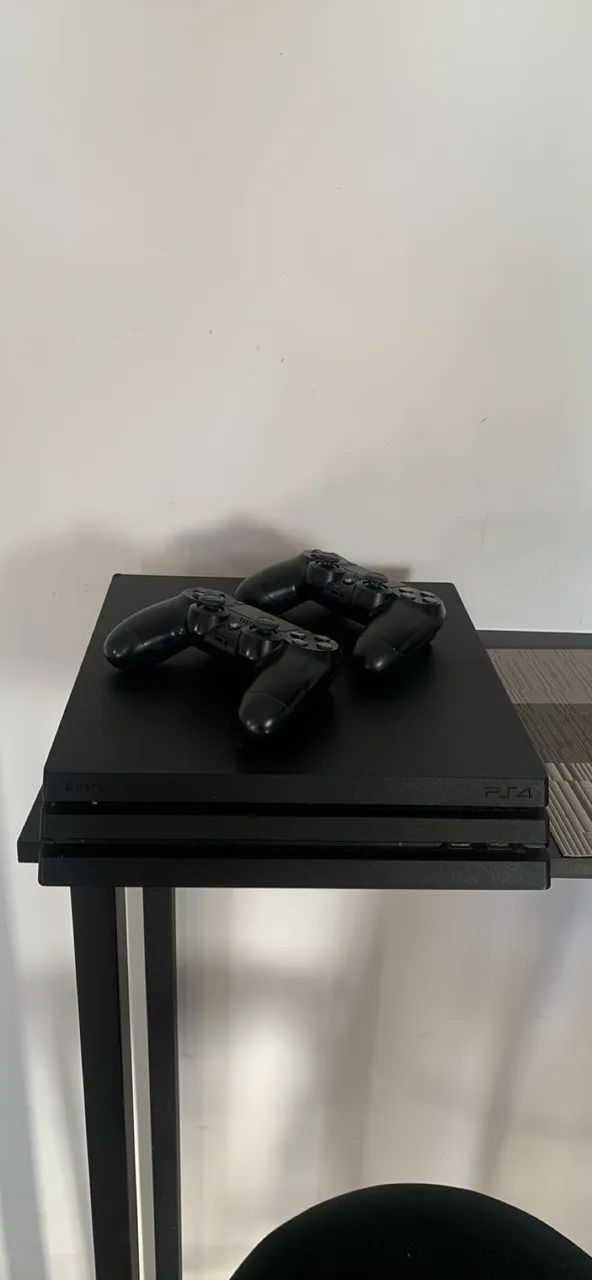 Ps4 pro com 2 controles  - Foto 3