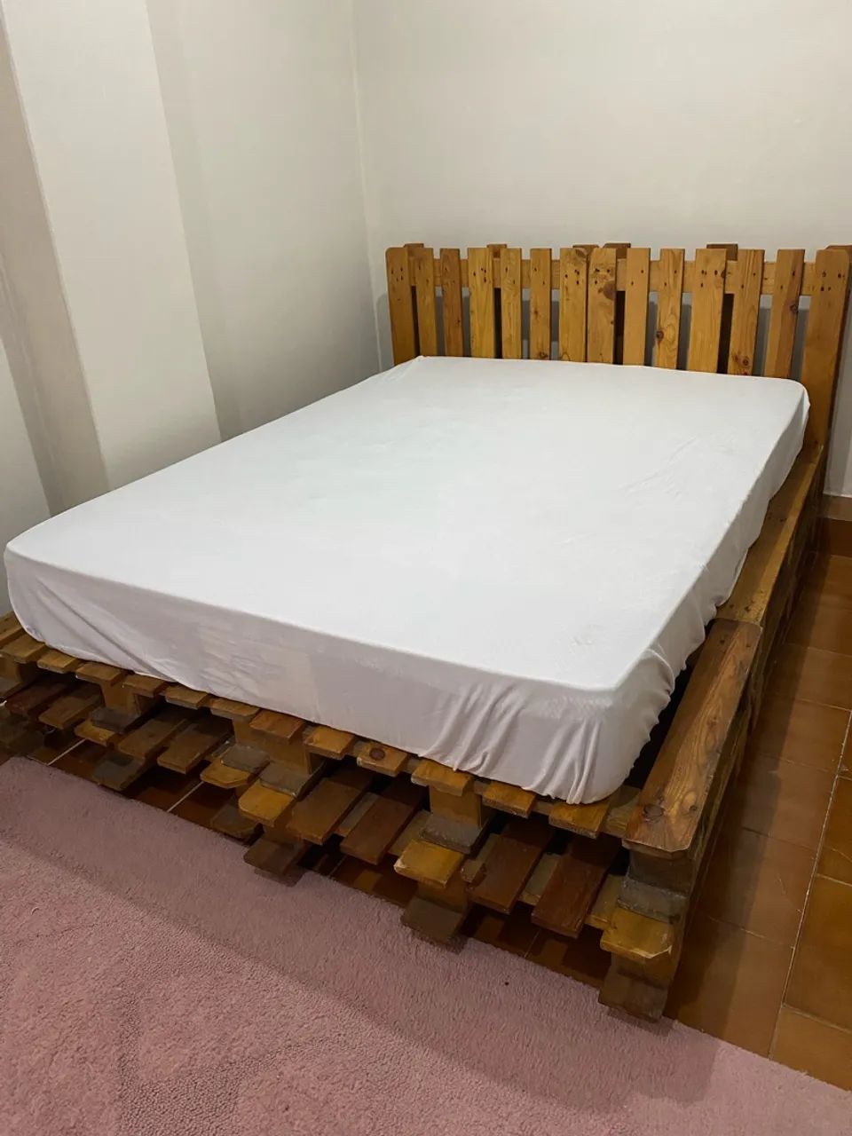 Cama palets madeixa maciça e pés rosinha 