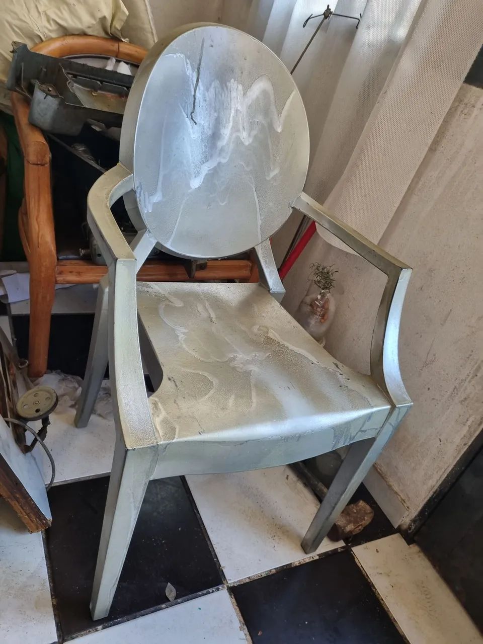 Vendo cadeira de acrílico cor prata