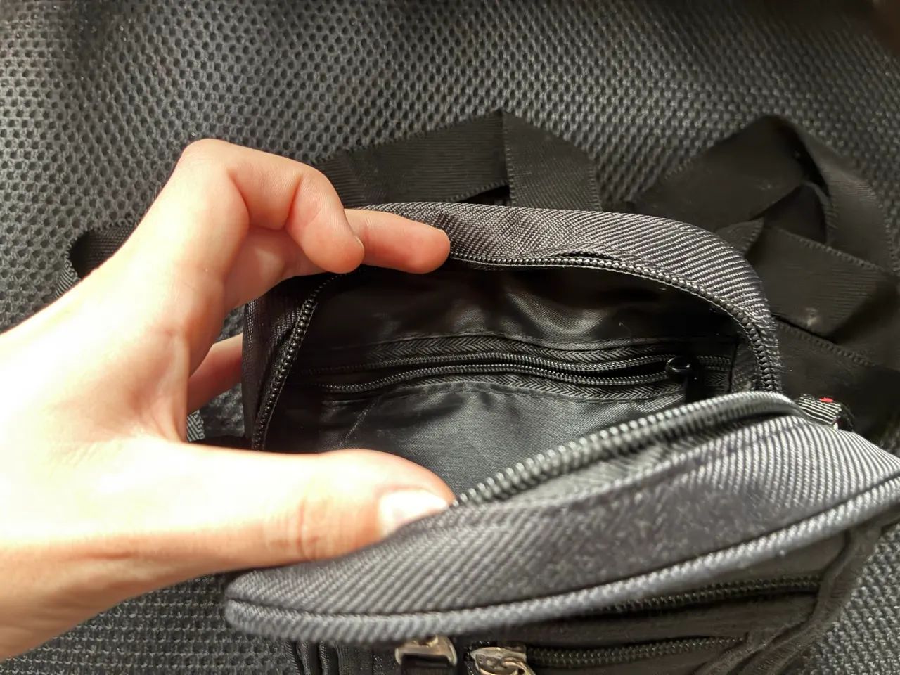 Shoulder bag preta com com 6 divisões  - Foto 4