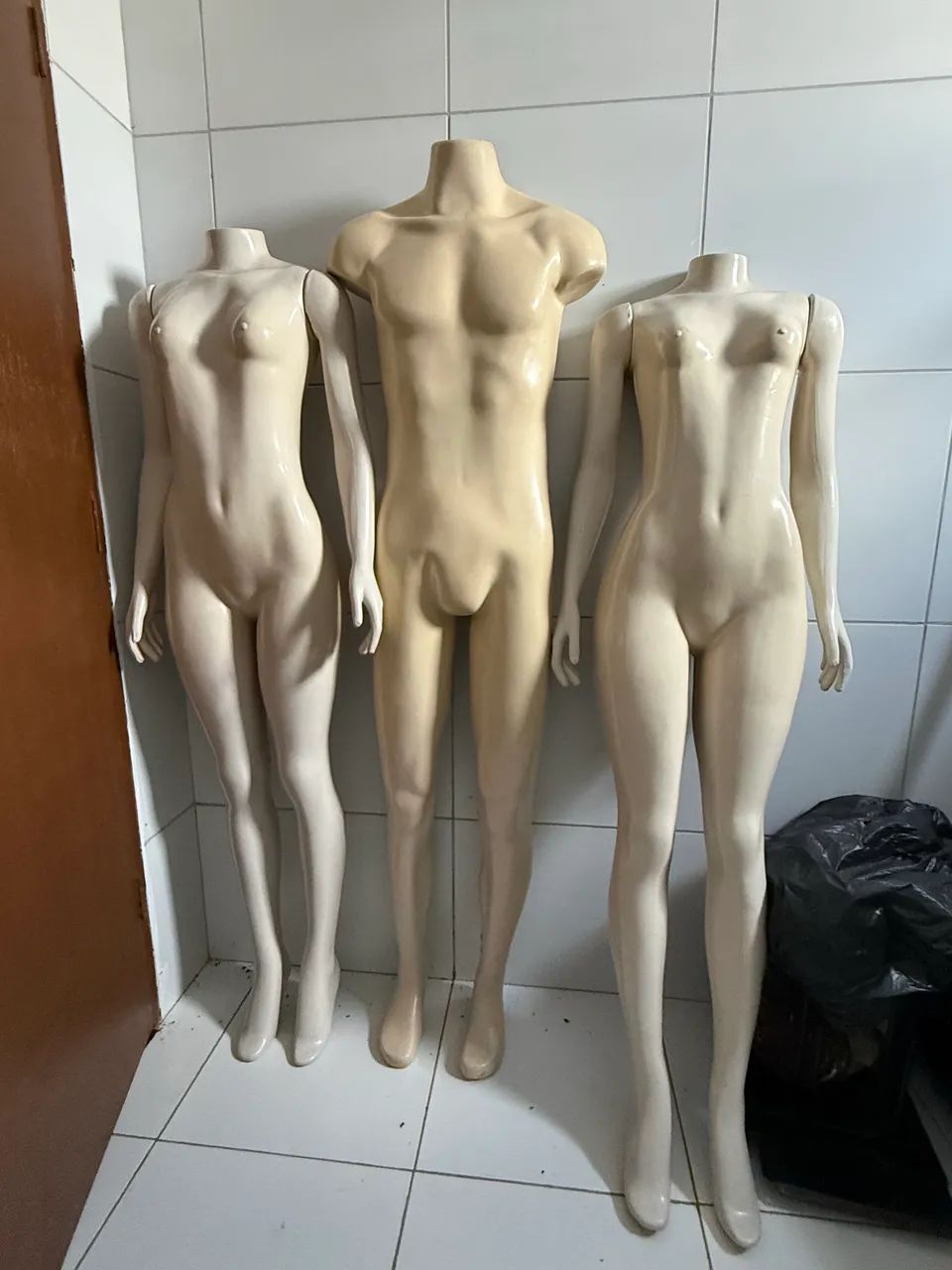 Venda de 3 manequins e 200 cabides
