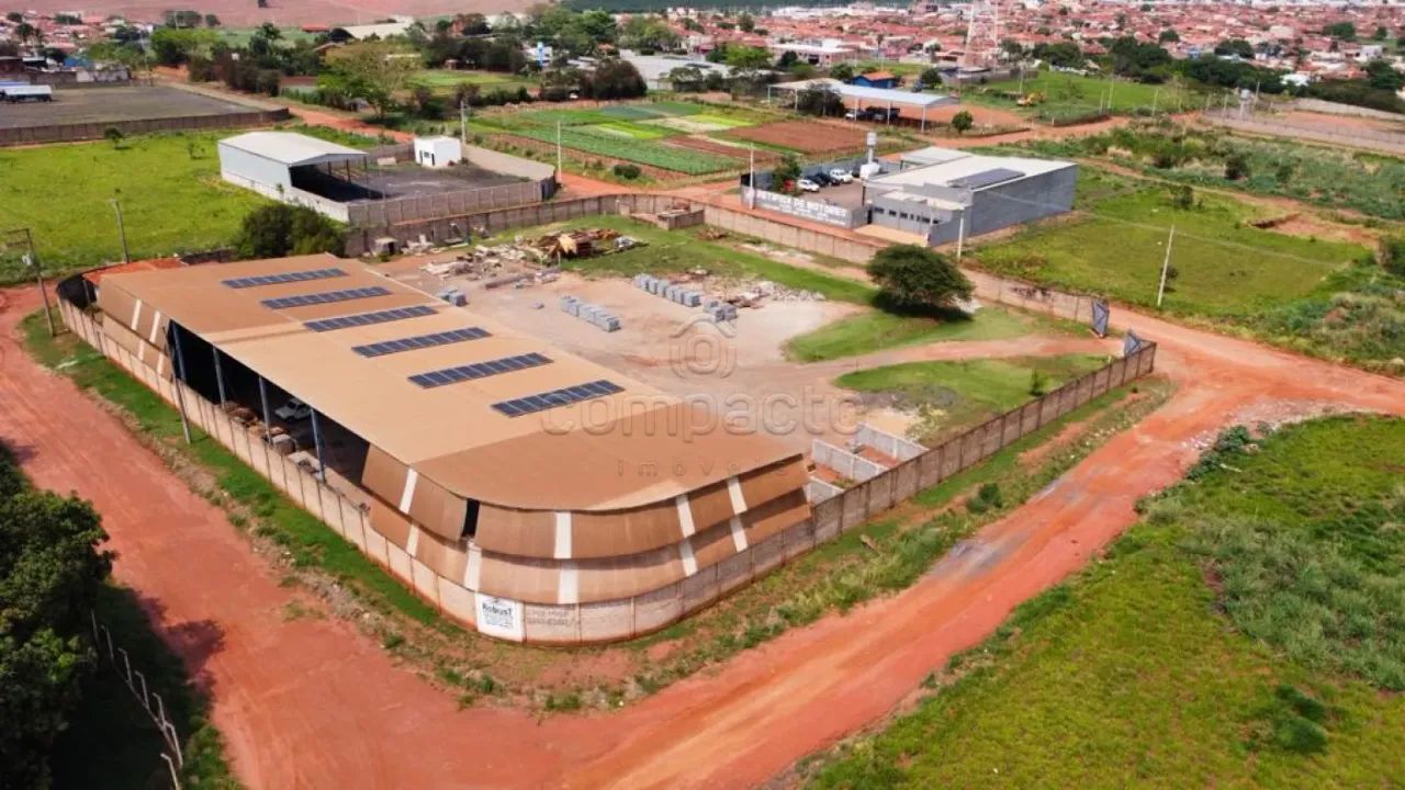 Amplo barracão com 6.257m² de área total e 1.474m² de área útil.