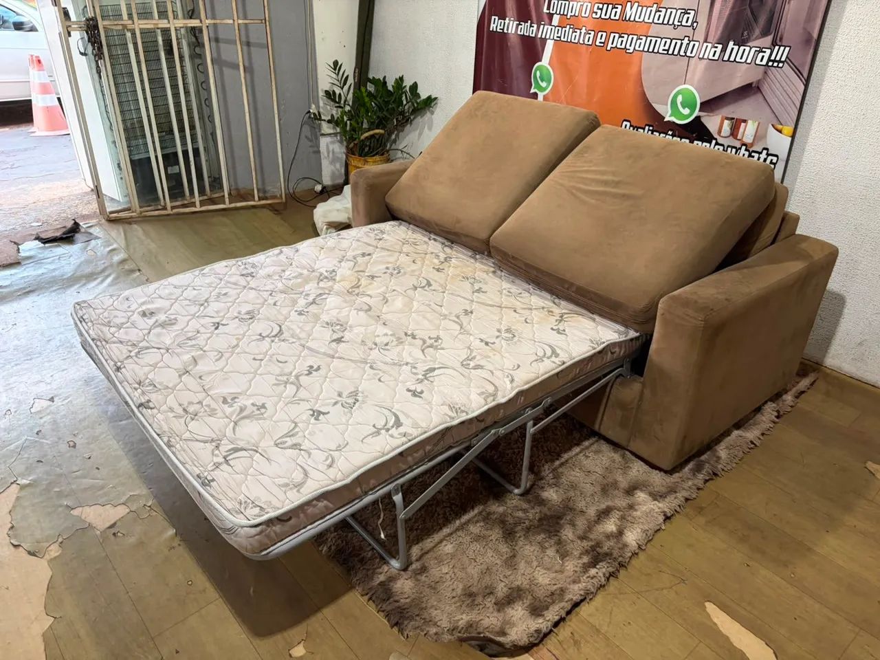 Sofá cama bem conservado quando abre ele tem o colchão ((ENTREGO GRATIS)) - Foto 5