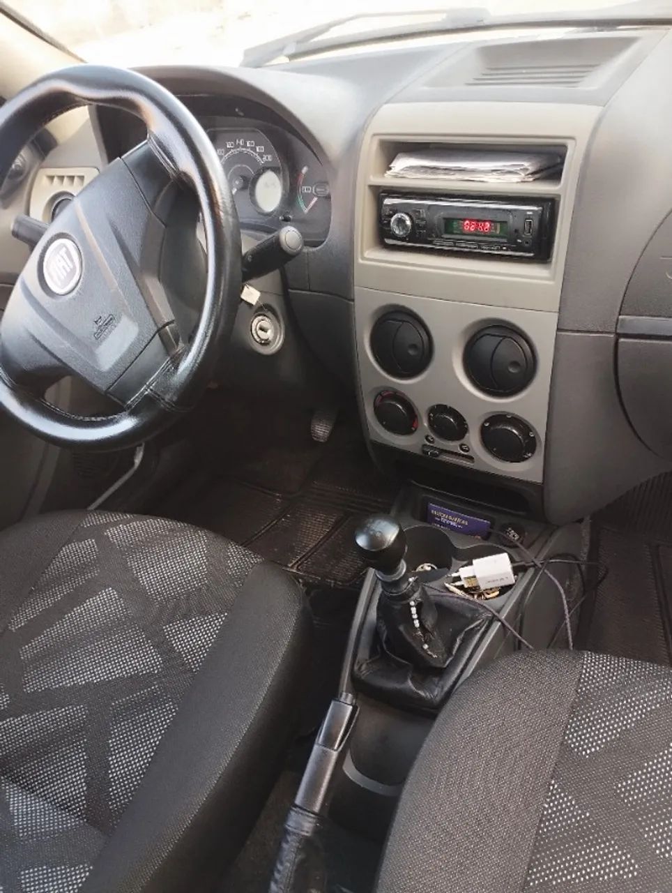 Fiat Palio Celebration 1.0 Fire Flex 8V 4P 2015 - Foto 2
