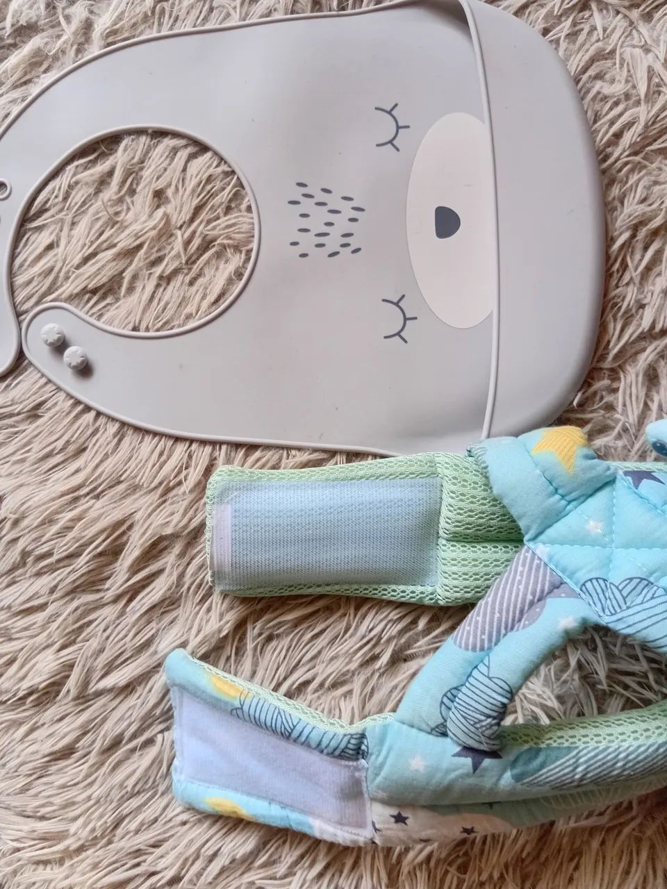 Kit bebê babador silicone buba e protetor de cabeça  - Foto 4