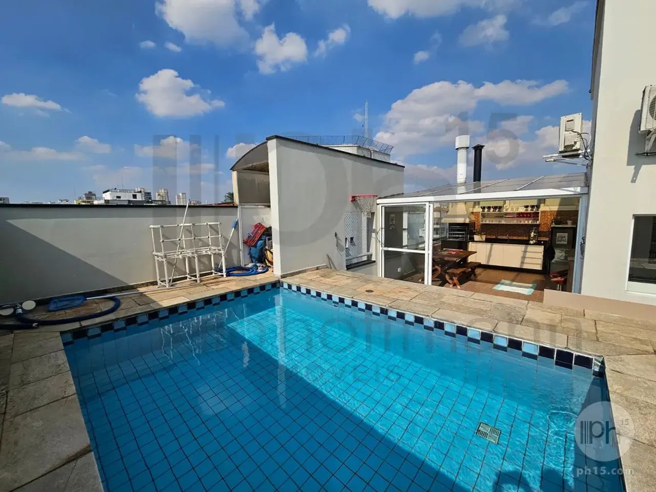 Cobertura em Moema com Piscina e Churrasqueira, Reformada.