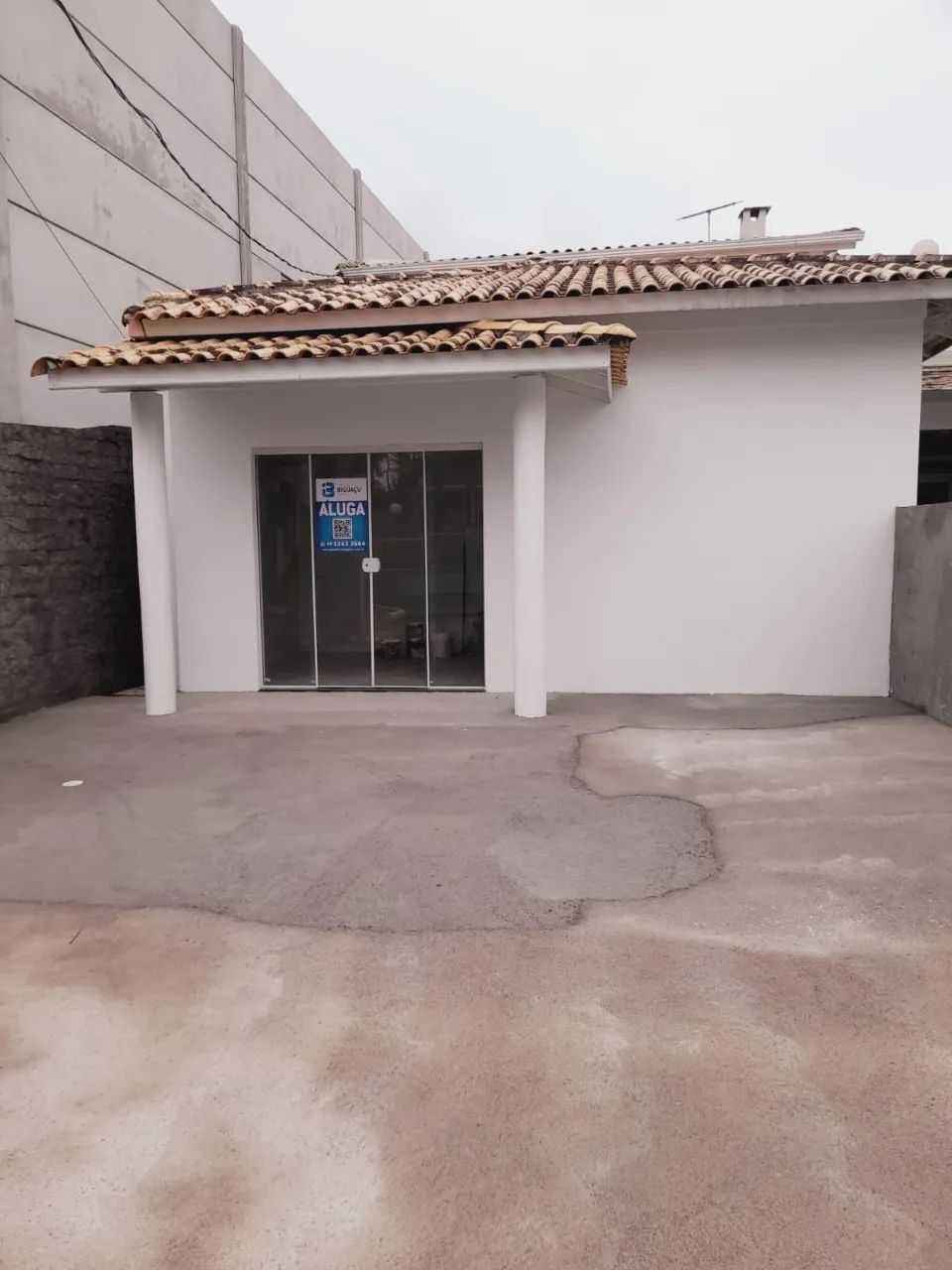 SALA COMERCIAL TÉRREA COM EXCELENTE LOCALIZAÇÃO E ESTACIONAMENTO.