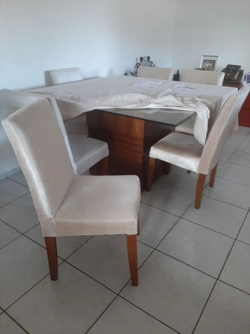 Mesa com seis cadeiras, em perfeito estado 