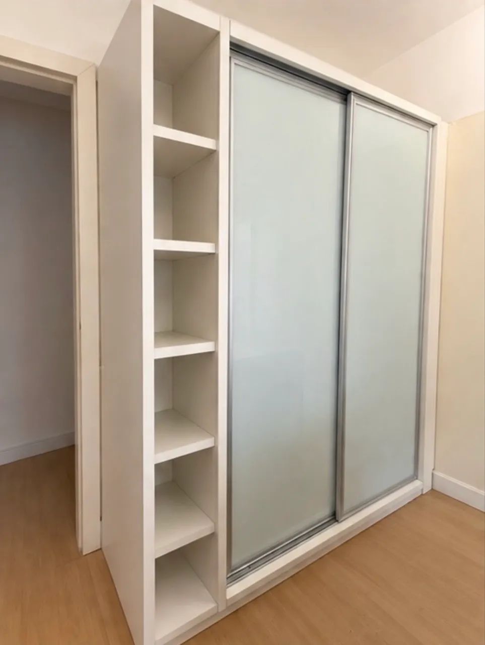 Guarda-roupa em MDF laqueado com portas de vidro - Foto 2