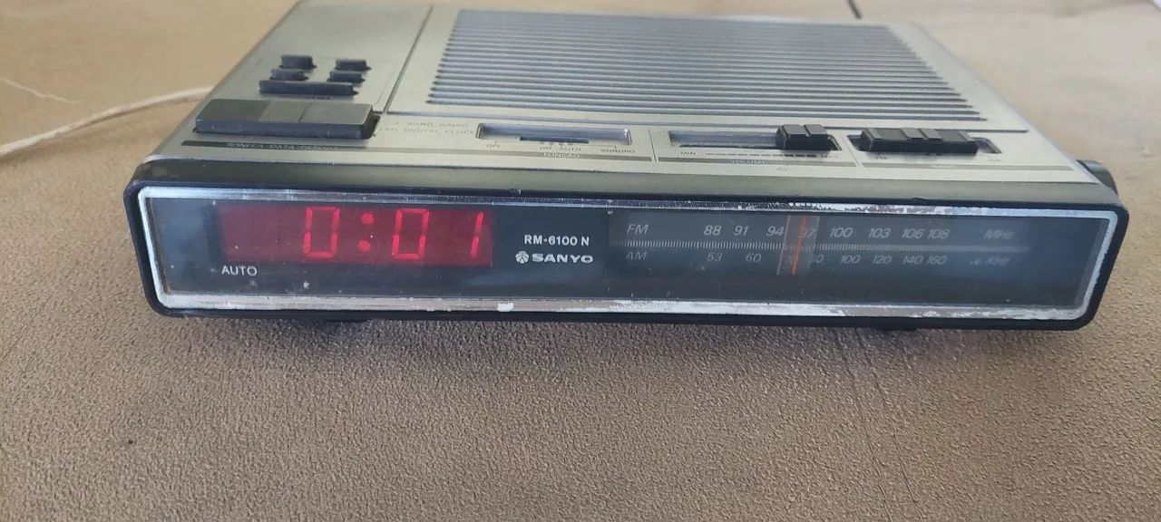 Rádio relógio Sanyo RM 6100 N antigo antiguidade uso enfeite decoração cenário anos 70/80