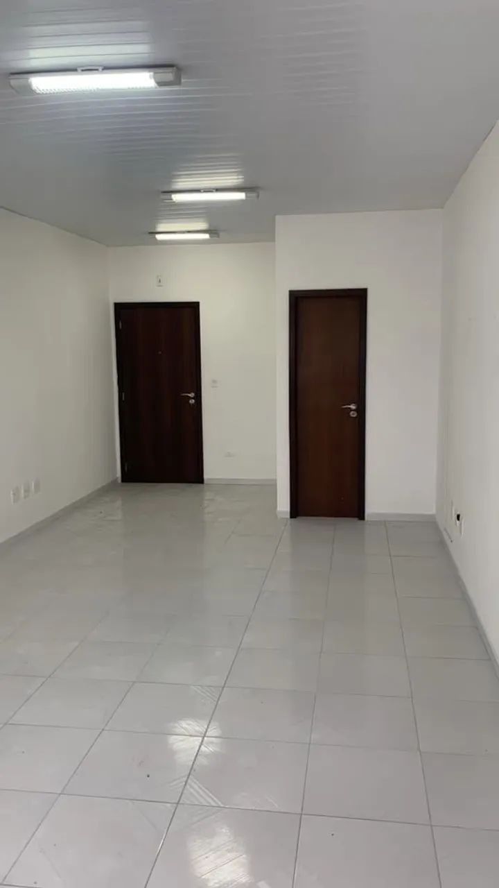 Alugo sala comercial com 34m2 no Centro de Curitiba