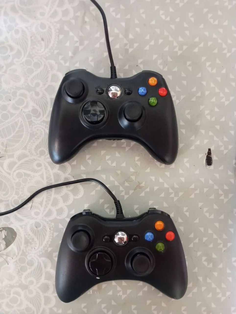 Dois controles de Xbox com fio
