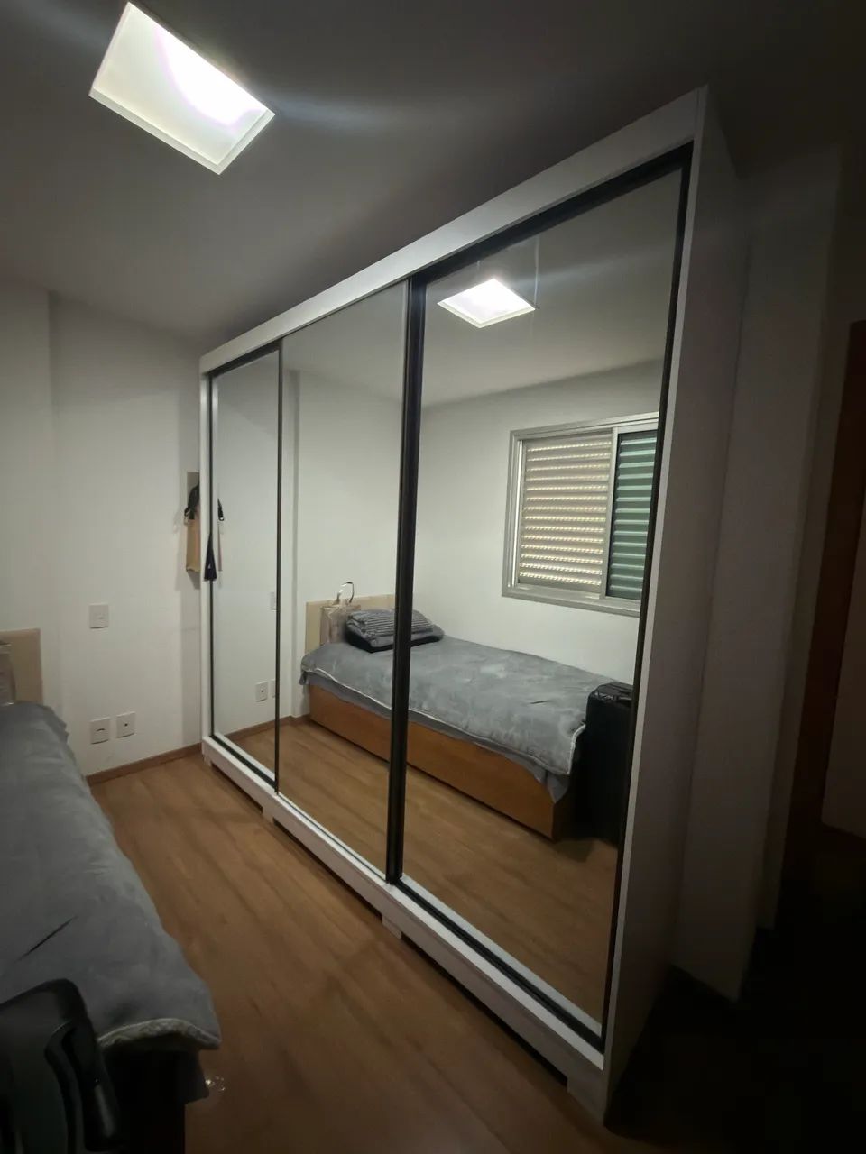 Guarda roupa em espelho 
