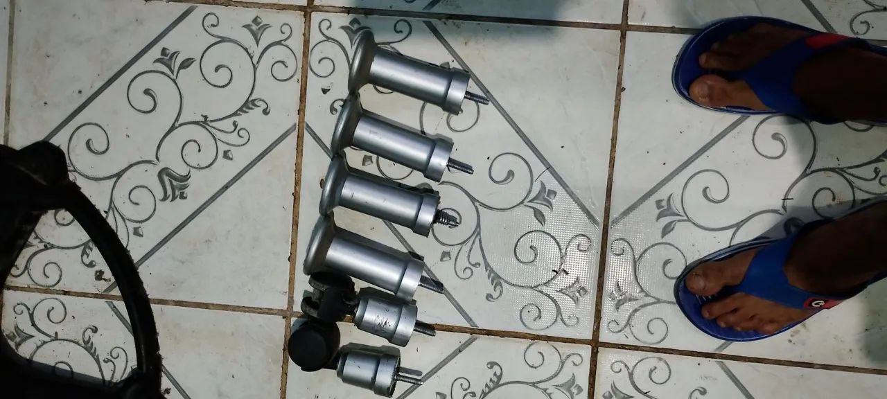 Pés para cama box semi novos completos.