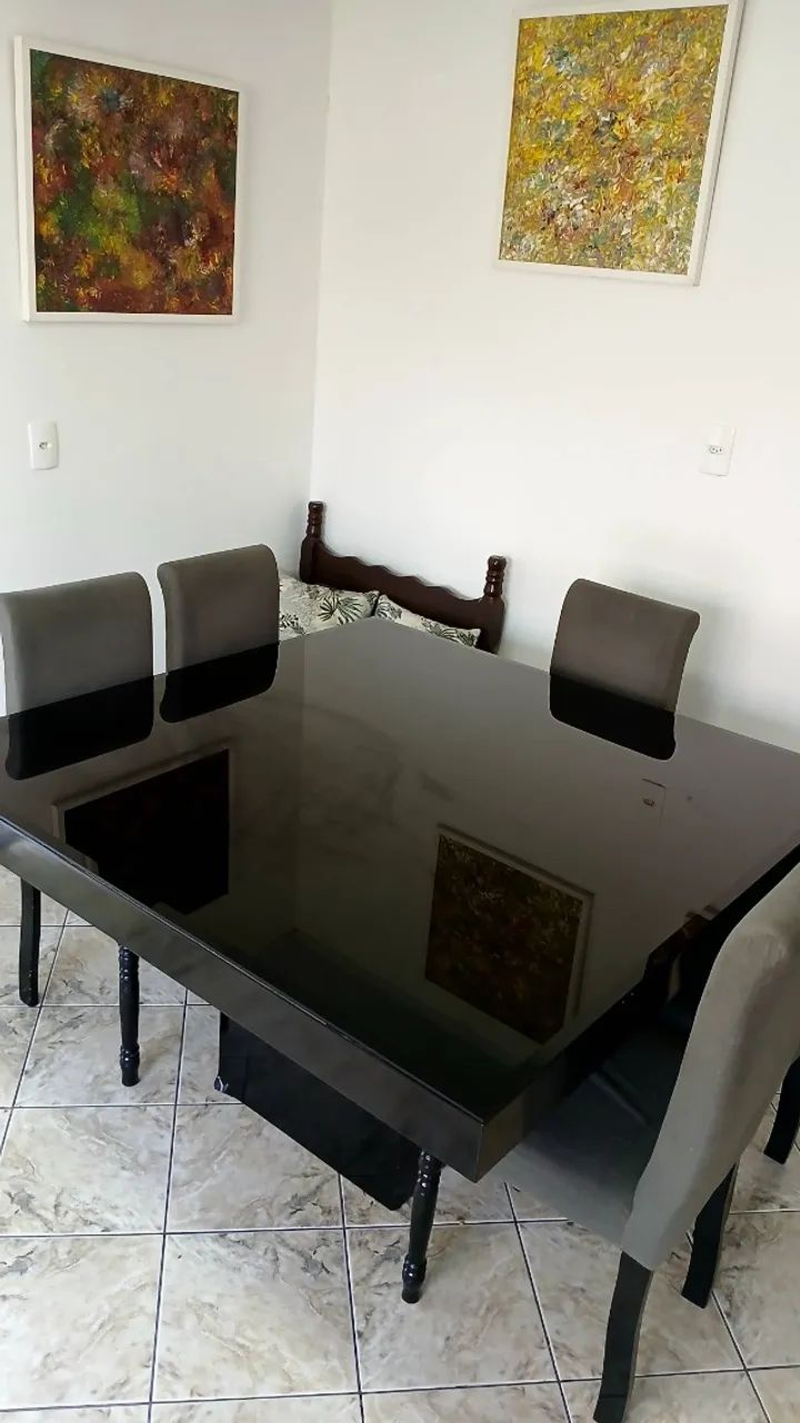 Mesa de madeira com tampo de vidro 1,4m x 1,4m 