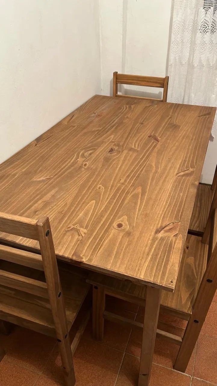 Mesa de madeira com 6 cadeiras  - Foto 2
