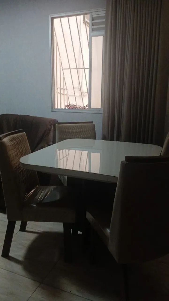 VENDO MESA TAMPO VIDRO 4 CADEIRAS - Foto 2
