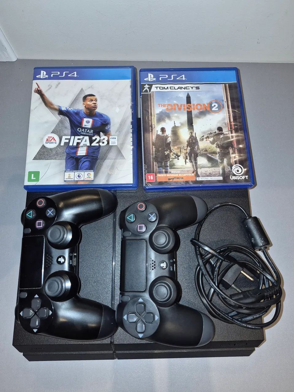 Vendo PlayStation 4 com 2 jogos