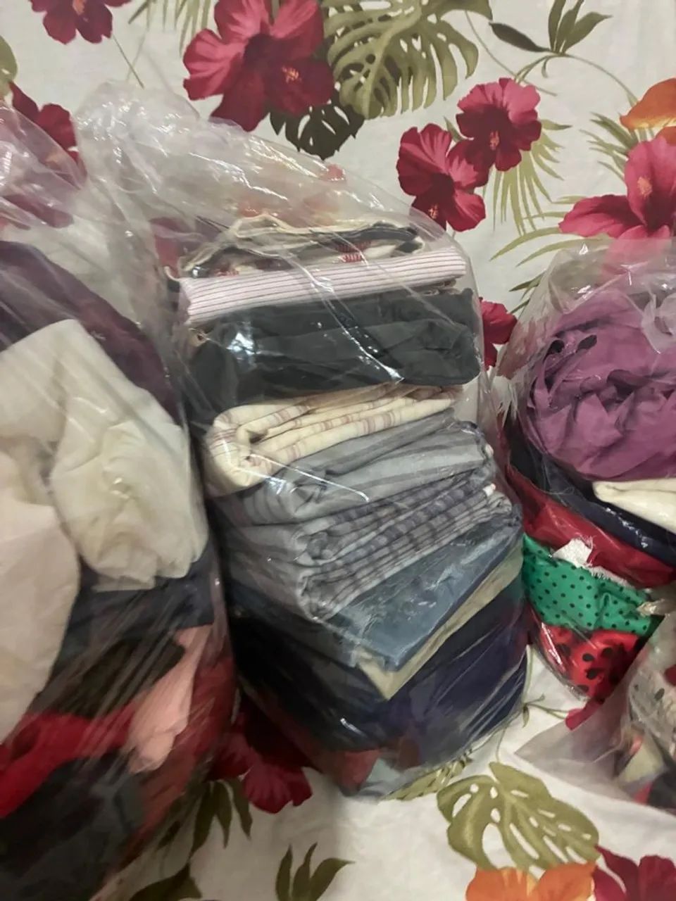 Lote de cortes de tecidos e retalhos diversos - Foto 2