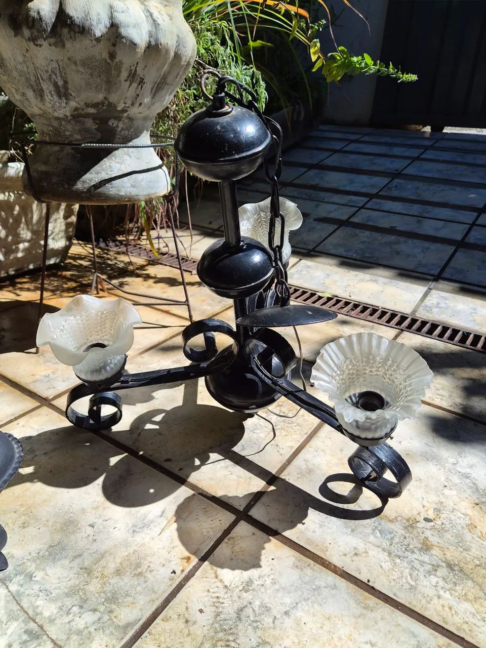 Lustre antigo com 3 cúpulas de vidro