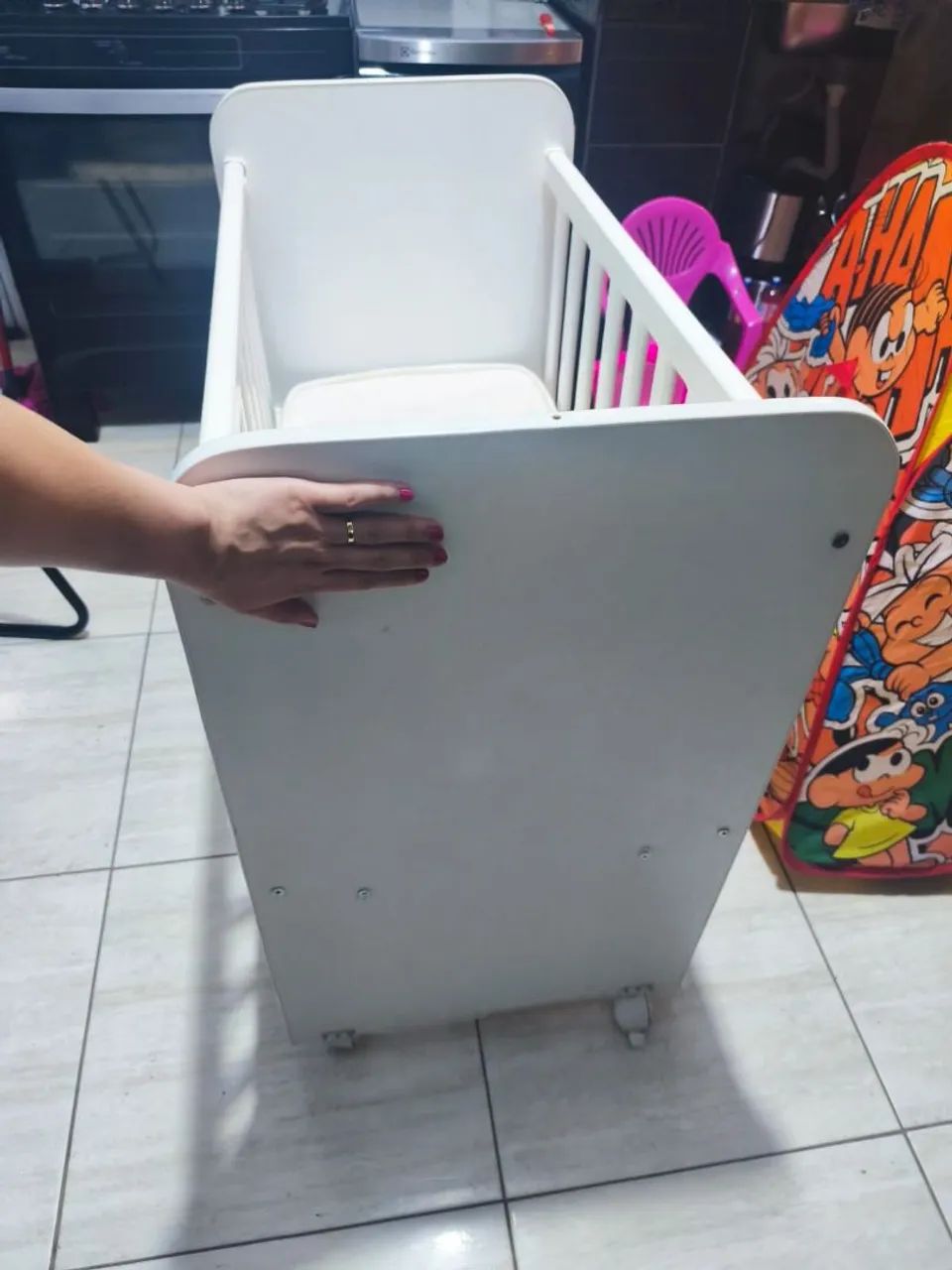 Mini berço, com colchão,  rodinhas nos pés,  e lençol  - Foto 3