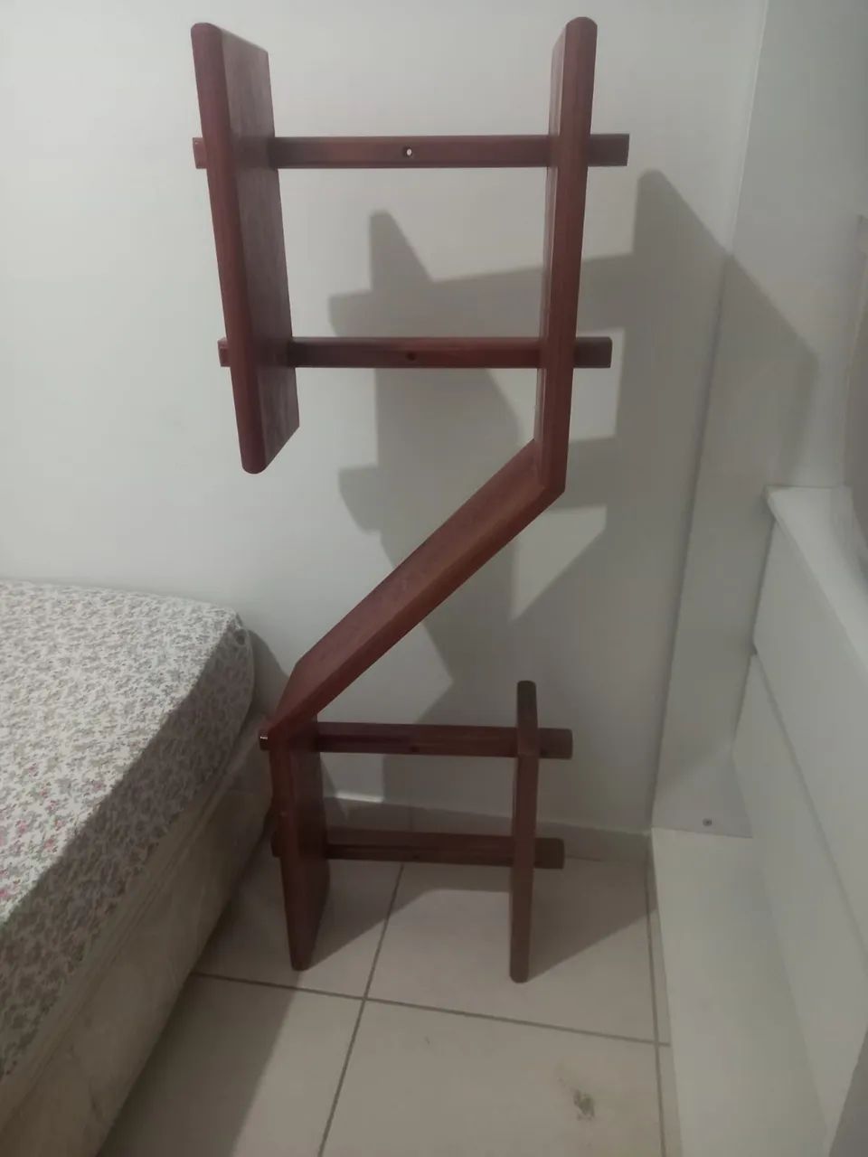 Estante de madeira