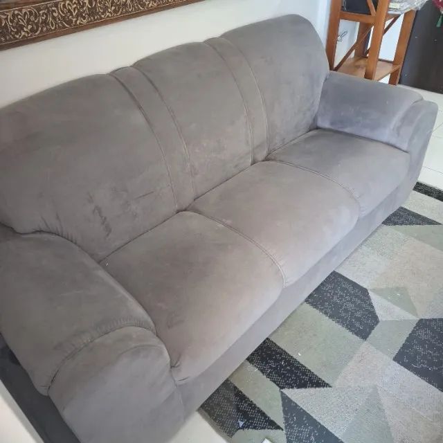 Sofá de três lugares em tecido tipo veludo cinza. - Foto 2