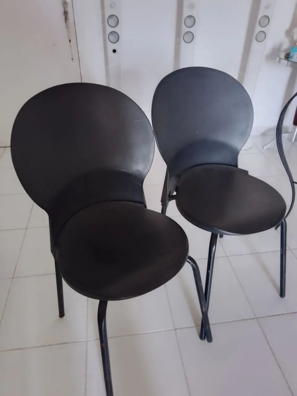 Vendo duas cadeiras ,em plástico super resistente,com pernas em ferro  - Foto 2