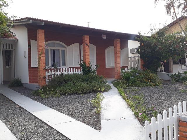 Casa com ótima localização, a 150 metros da praia de Enseada - Foto 9