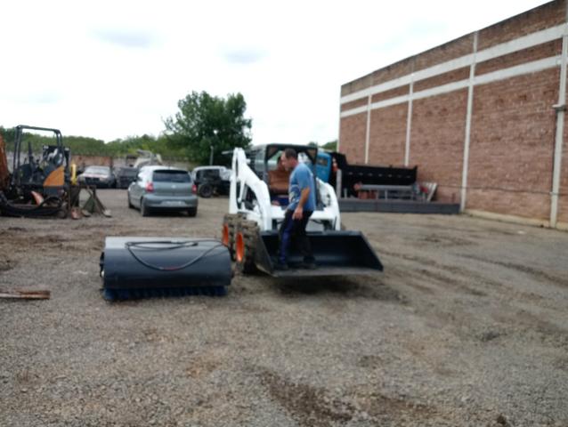 Locação de Vassouras Bobcat Minicarregadeira - Foto 6