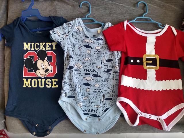Vendo os 03 bodys menino r$ 20.00
