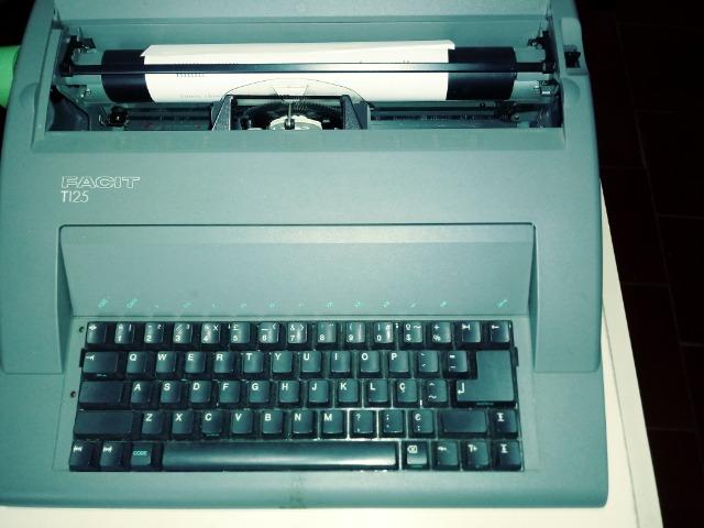 Vendo uma máquina de escrever elétrica - Foto 4