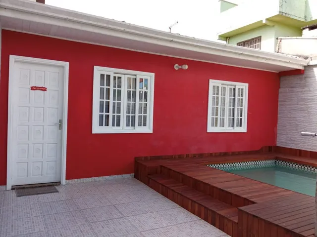 Casa com piscina e internet wifi a duas quadras e meia da Praia Central em Guaratuba/Pr