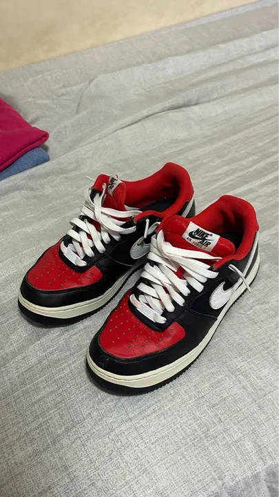 Nike Air Force 1 - Vermelho e Preto