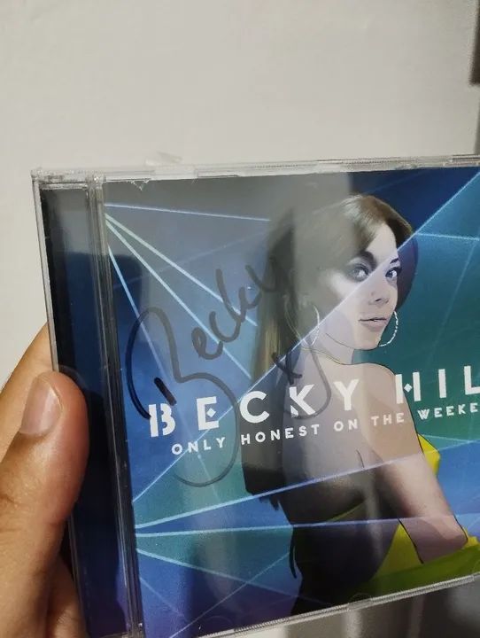 CD Becky Hill - Only Honest on the Weekend - Autografado - Foto 3