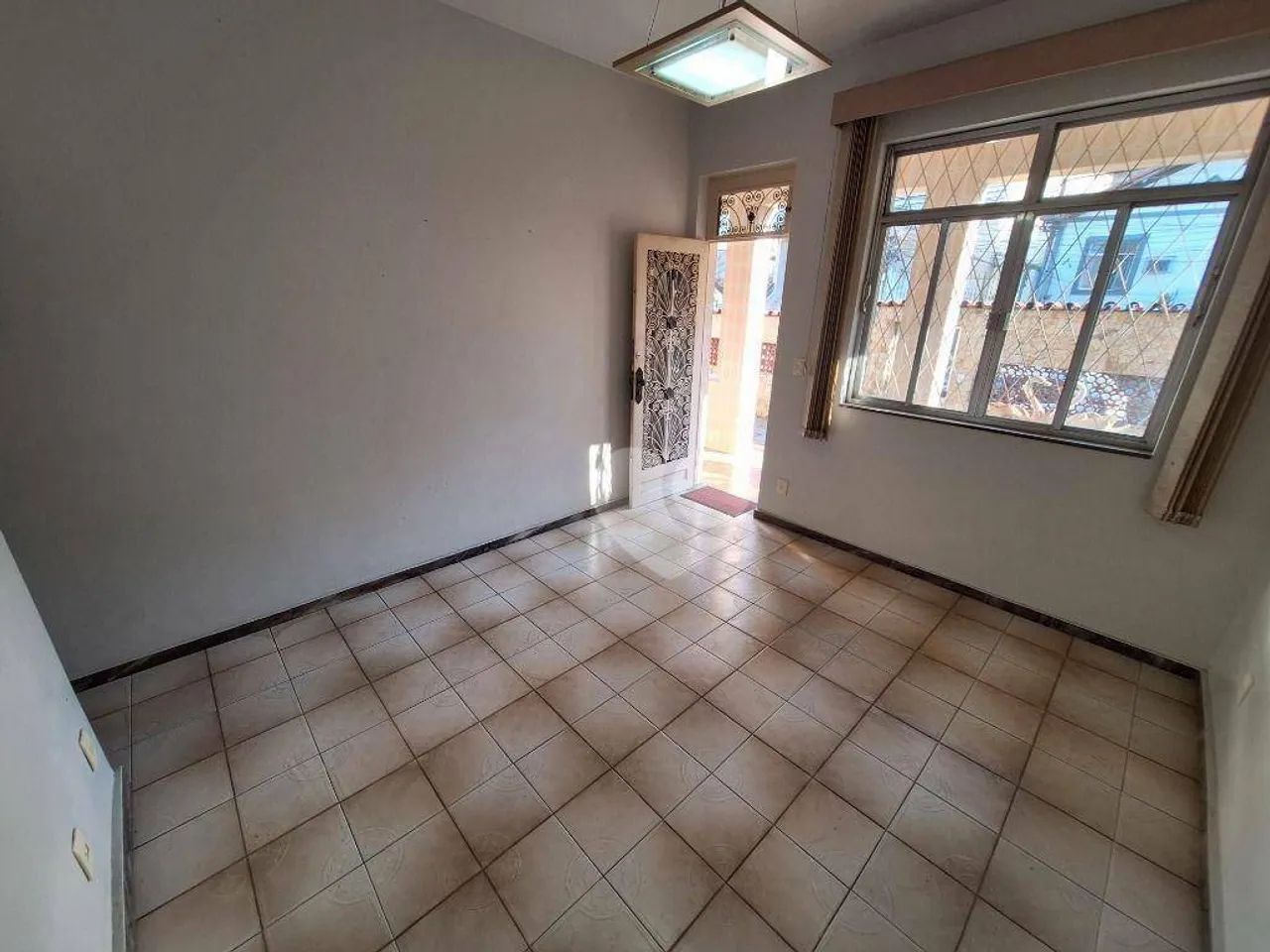 Piedade, Casa Linear em centro de terreno, varandão, 3qts, 6 vagas, quintal $690.000,00 -  - Foto 8