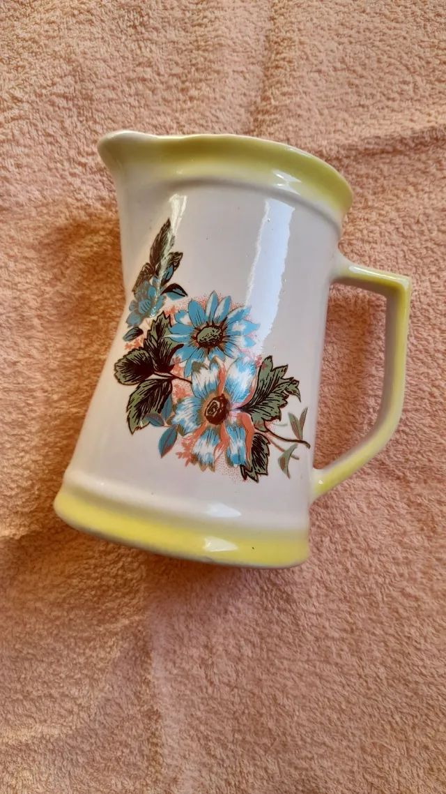 Jarra amarela com tema floral
