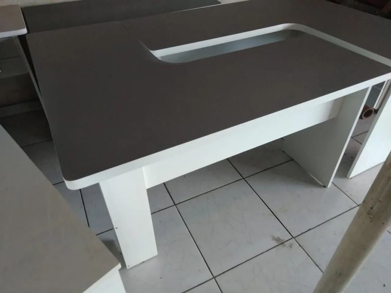 A- mesa L branca e cinza para escritório com gavetas