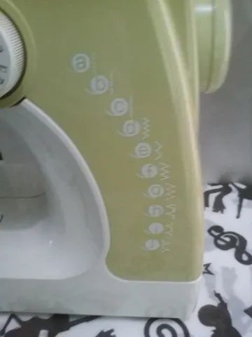 Máquina de costura Elgin, com acessórios, com capa, ótimo estado geral. - Foto 3