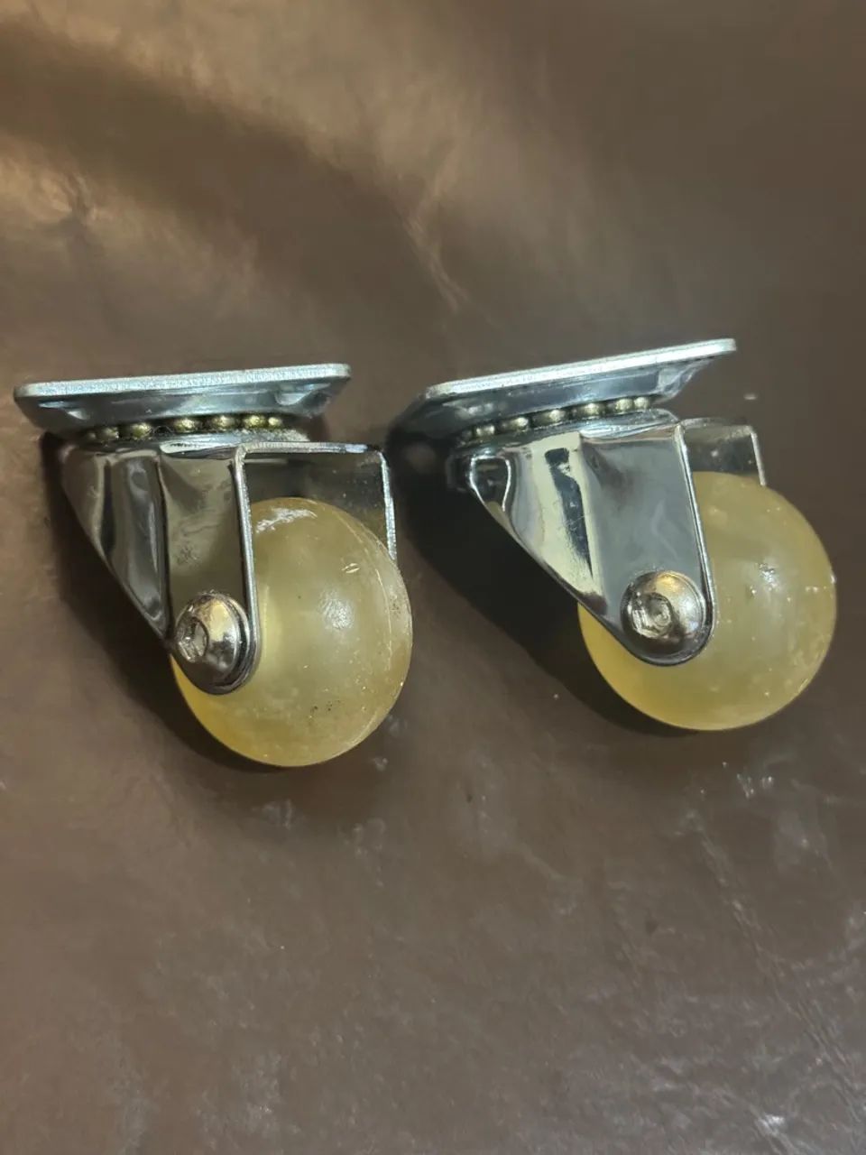 2 rodízios (rodinhas) - giro de 360°