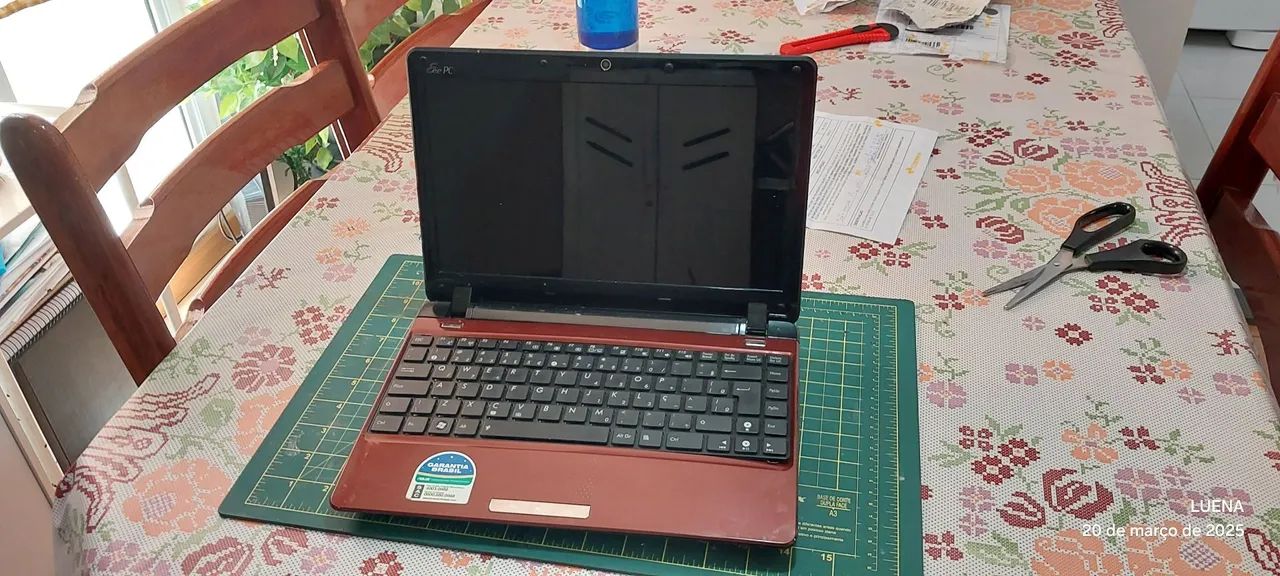Notebook ASUS antigo com defeito