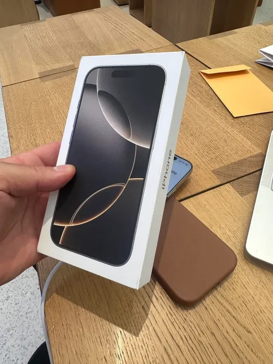 Iphone 16 Pro Max 256 (LACRADO + BRINDE)Titanium Natural 12x Com Acréscimo