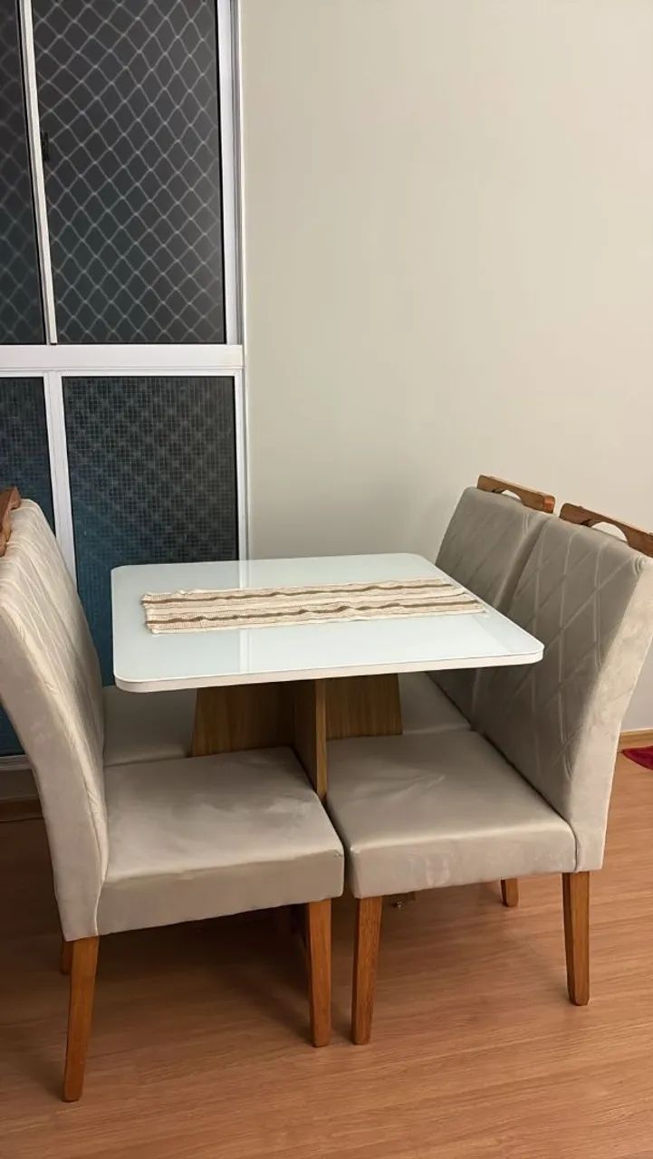 Mesa de Luxo - 4 cadeiras de madeira  - Foto 2