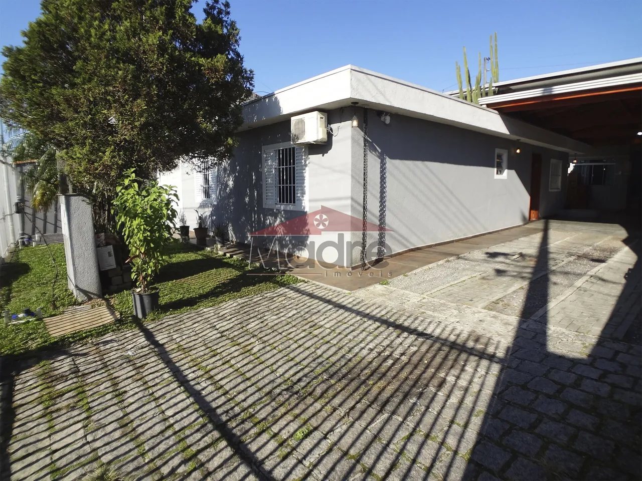 Casa com 3 dormitórios à venda por R$ 720.000,00 no bairro Sítio Cercado - CURITIBA / PR