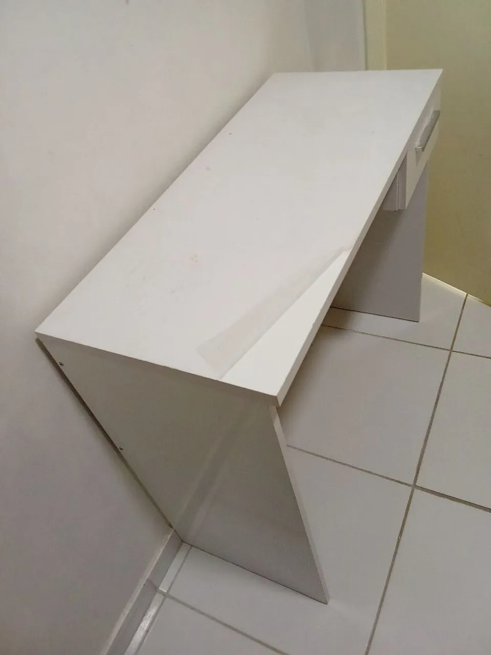 Escrivaninha branca compacta com gaveta